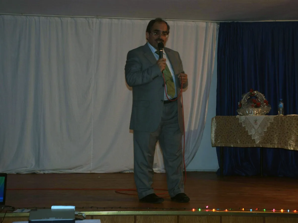 Yazar Cemalettin Yazıcı okul sahnesinde konuşma yapıyor.